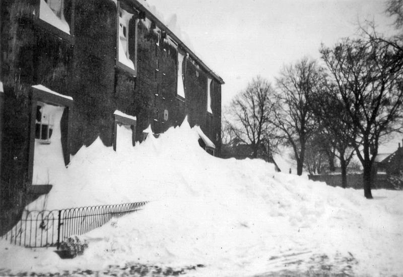 LP Snow 1A.jpg - Heavy snow at Long Preston - possibly the winter of 1940.  ( Can anyone confirm the date ? ) 